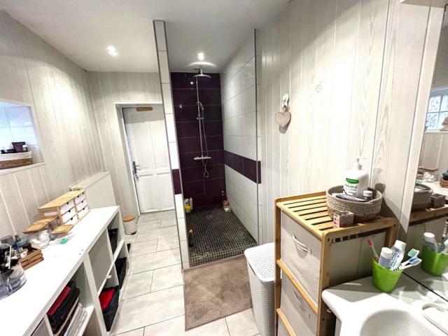 Maison semi individuelle située au coeur du village ! Très bo