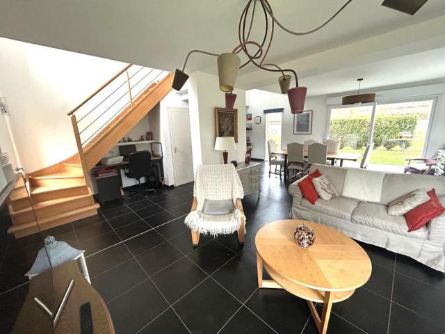 Pavillon individuel R+1 de 2012 développant 115m2 et bâti su