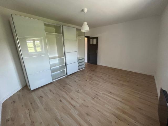 Proche frontière, maison 1930 mitoyenne entièrement rénovée 