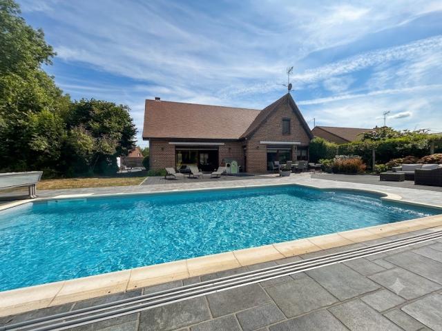 Fermette en L entièrement rénovée avec piscine chauffée déve
