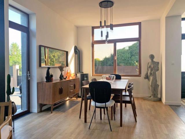Maison bourgeoise individuelle en retrait de rue, bâtie sur 