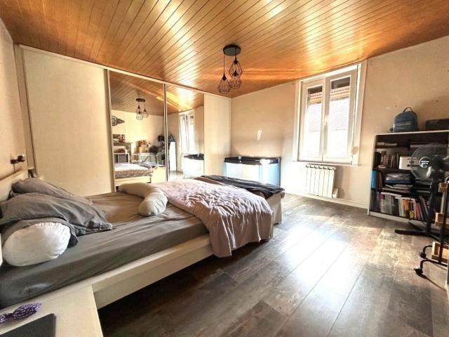 Maison 1930 mitoyenne rénovée développant 120m2 et bâtie sur