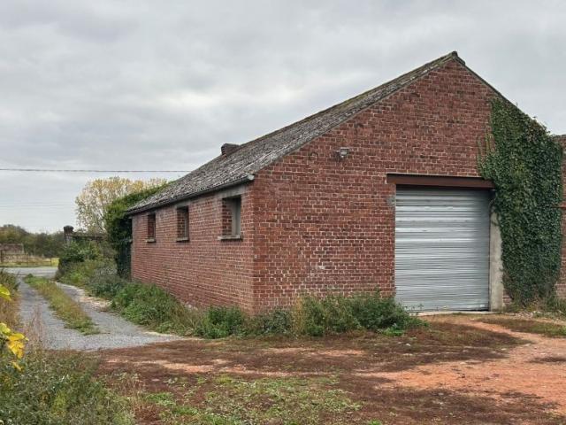 Fermette au carré bâtie sur une parcelle de 7042m2 et dévelo