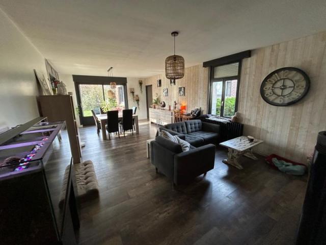 Belle maison de campagne bénéficiant de beaux volumes et bât