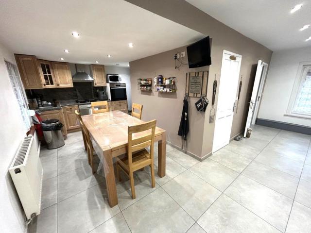 Maison semi individuelle située au coeur du village ! Très bo