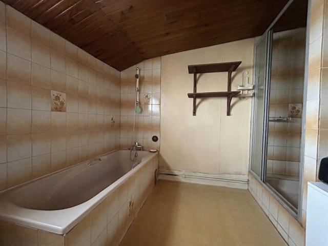 Longère individuelle développant 130m2 environ à rénover bât