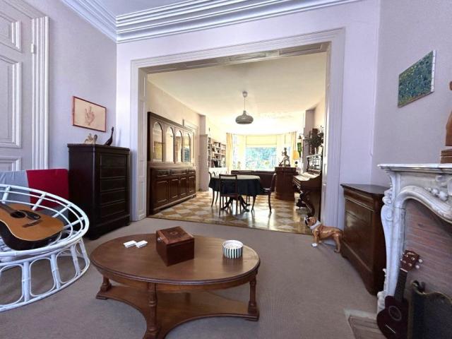 Maison bourgeoise semi individuelle située proche des commod