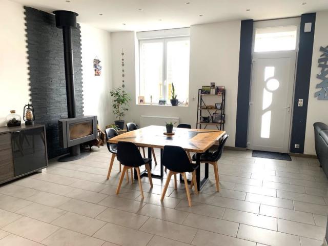 Maison des années 30 individuelle entièrement rénovée avec g