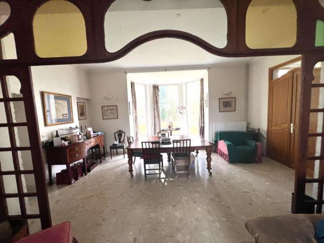 Château des années 30 avec maison d'invitée et dépendances, 