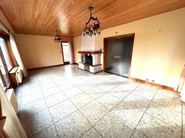 Proche des commodités beau potentiel pour cette maison indiv