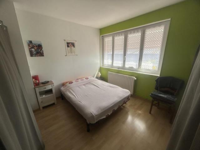 Semi individuelle rénovée développant 92,22m2 et bâtie sur 3