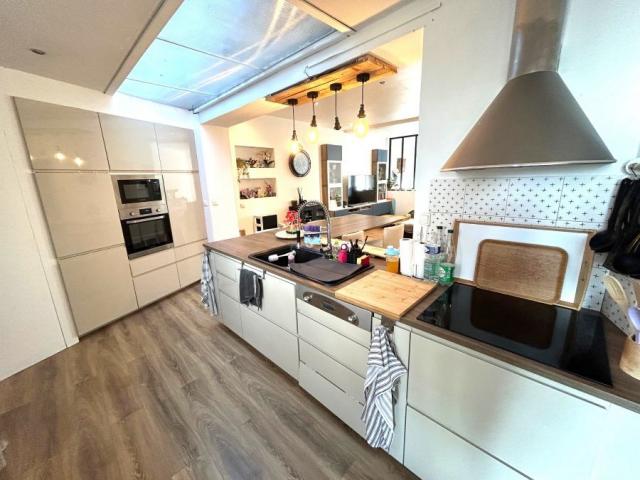 Maison 1930 mitoyenne rénovée développant 120m2 et bâtie sur