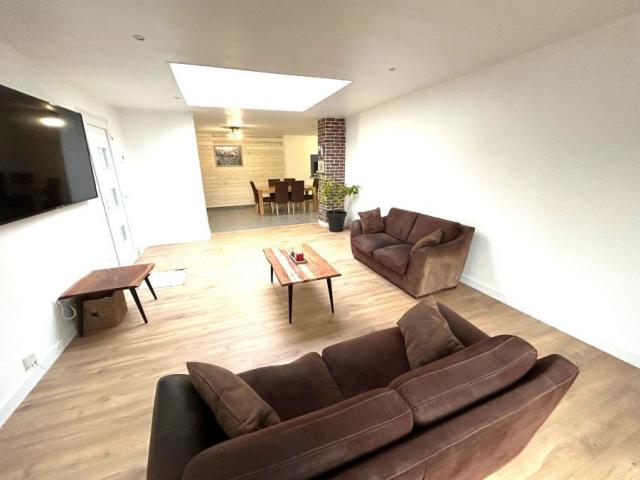 Maison de campagne rénovée développant 139m2 et bâtie sur un