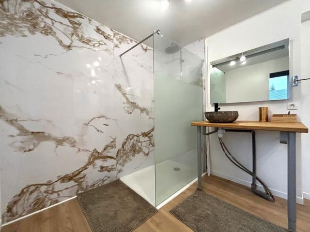 Maison de campagne rénovée développant 139m2 et bâtie sur un