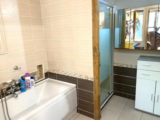 Beaux volumes pour cette 1930 double avec garage bâtie sur u