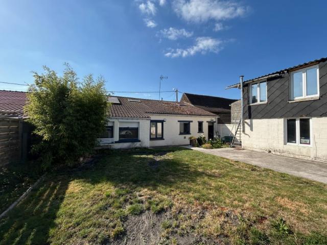 Maison mitoyenne plain-pied secteur proche accès autoroute, 