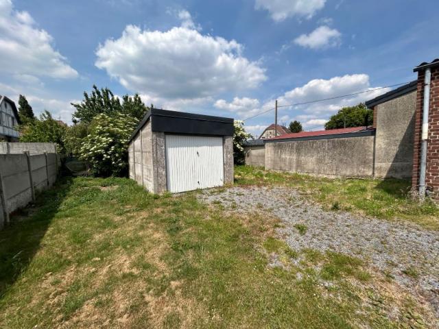 Maison semi individuelle des années 20 bâtie sur 352 m2 de t