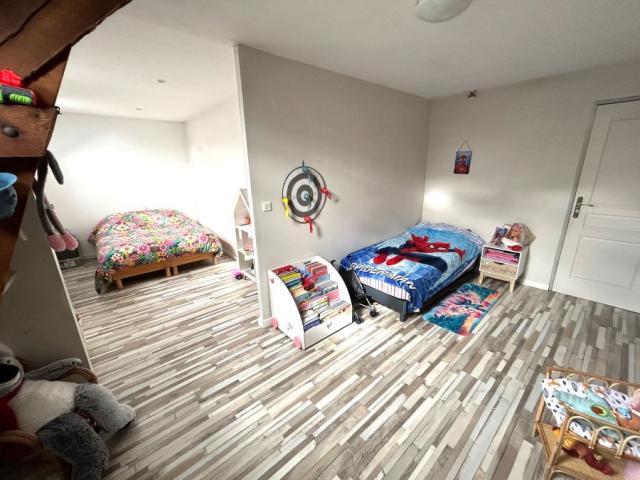 Maison semi individuelle de 127m2 bâtie sur 1963m2 de terrai