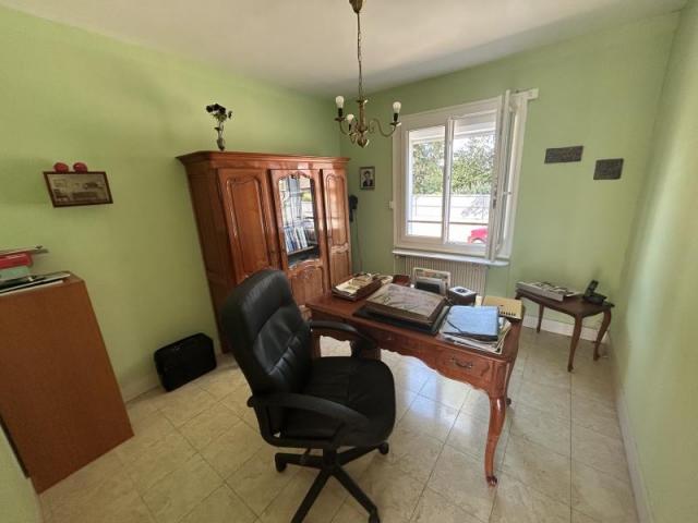 Plain pied individuelle à rénover développant 100m2 habitabl