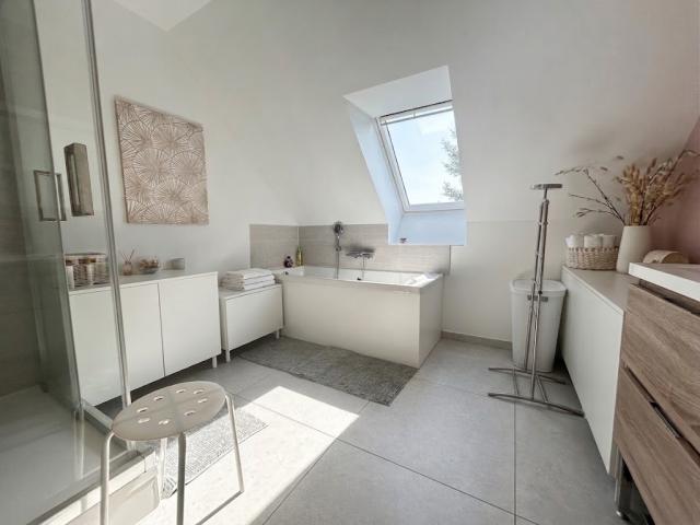 Pavillon individuel semi plain-pied de 2017 développant 142,