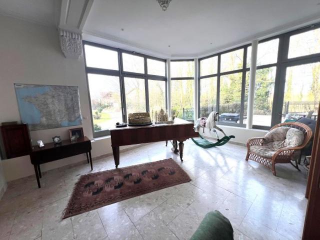 Château des années 30 avec maison d'invitée et dépendances, 
