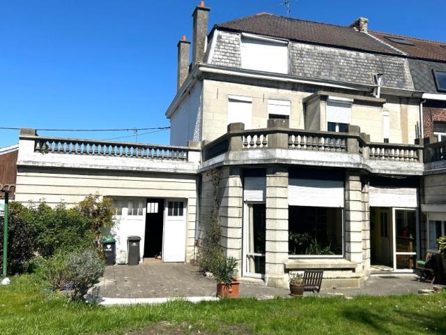 Maison bourgeoise semi individuelle située proche des commod