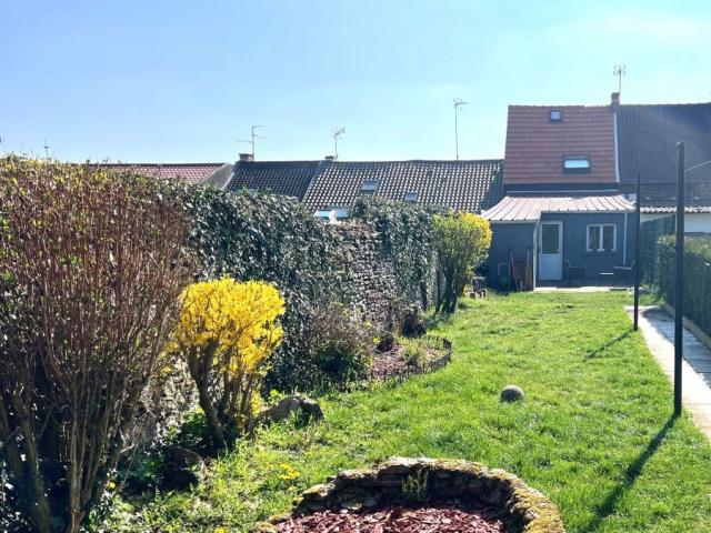 Maison de ville mitoyenne de 108,51m2 bâtie sur une parcelle