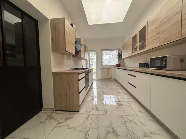 Maison 1930 mitoyenne rénovée avec garage, développant 119m2