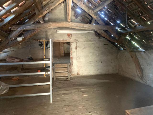 Centre du village, beau potentiel pour cette longère divisée