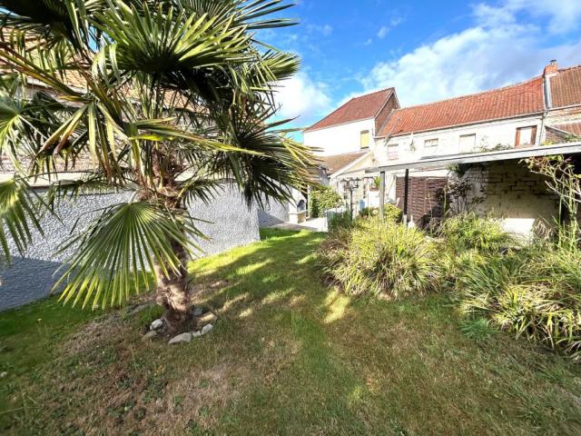 Maison semi individuelle située au coeur du village ! Très bo