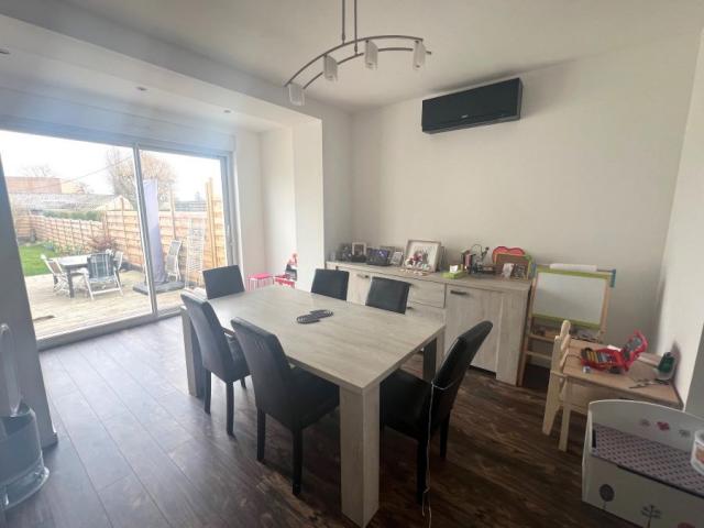 Maison semi individuelle située en secteur prisé, entièremen
