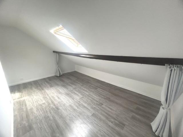 Située en centre ville, proche des commodités et de la gare,