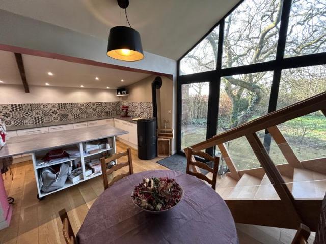 Belle maison de campagne bénéficiant de beaux volumes et bât