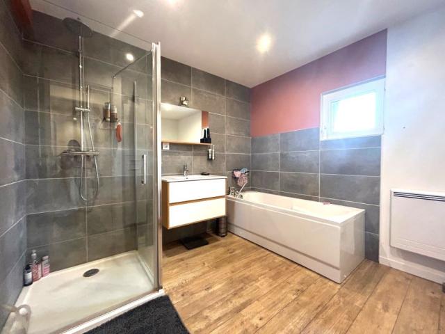 Maison de campagne semi individuelle développant 120m2 et bâ