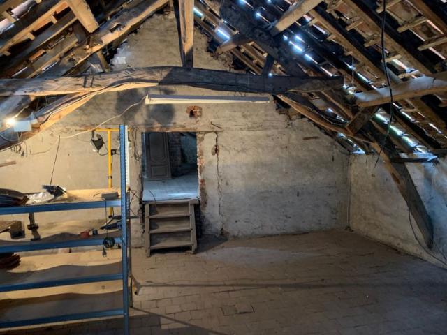 Centre du village, beau potentiel pour cette longère divisée