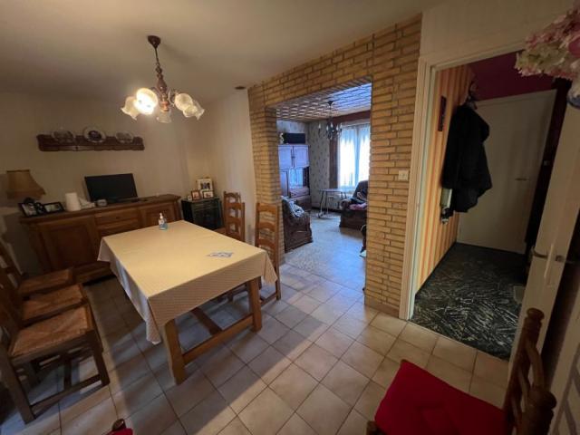 Semi individuelle de 72m2 + garage à rénover, bâtie sur 261m