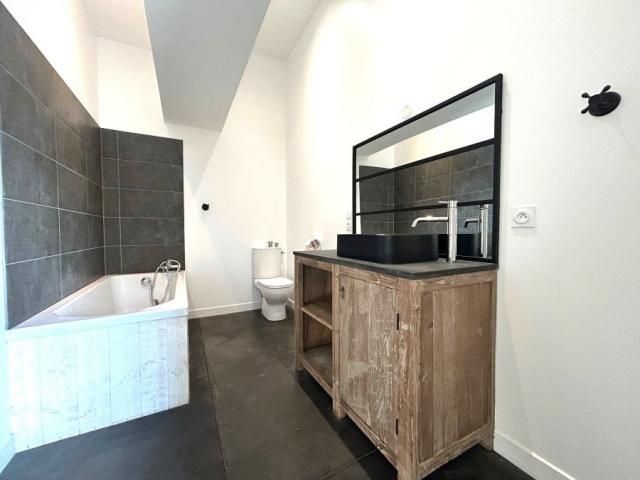 Grange entièrement rénovée en plain-pied, développant 160m2 