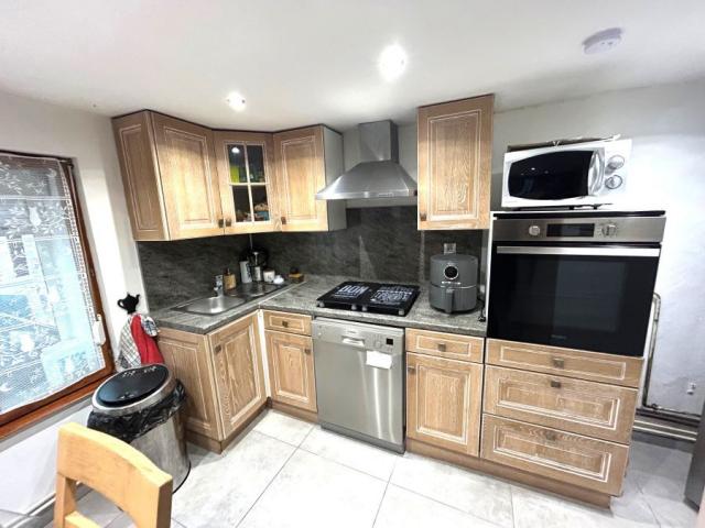 Maison semi individuelle située au coeur du village ! Très bo