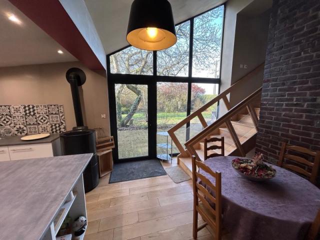 Belle maison de campagne bénéficiant de beaux volumes et bât