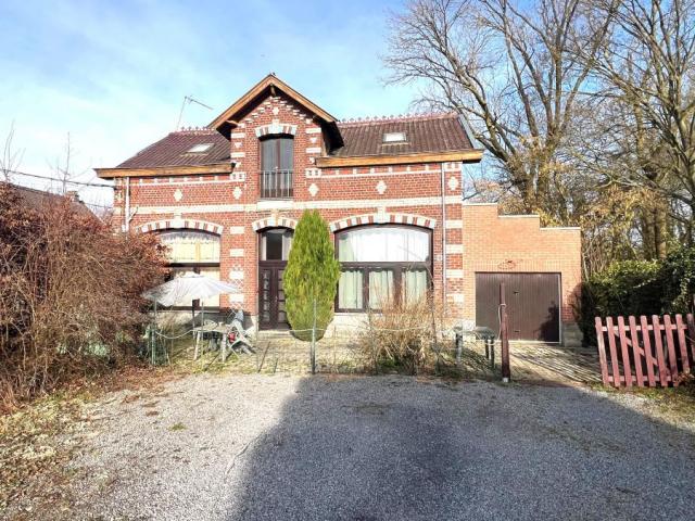 Château des années 30 avec maison d'invitée et dépendances, 