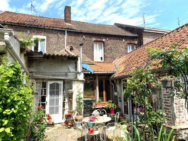 Beaux volumes pour cette 1930 double avec garage bâtie sur u
