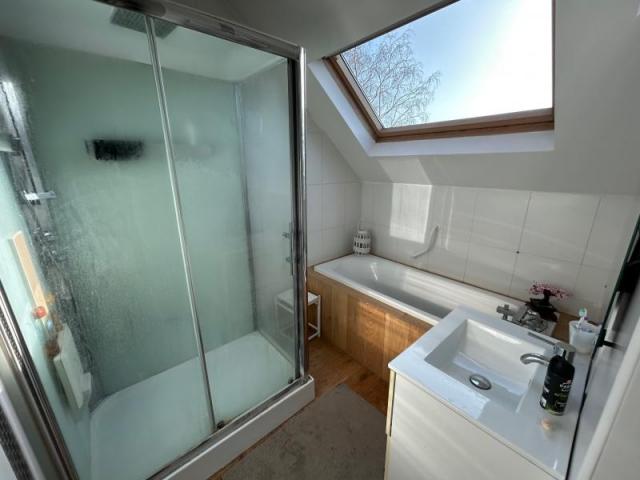 Belle maison de campagne bénéficiant de beaux volumes et bât