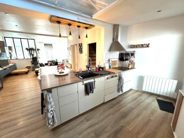 Maison 1930 mitoyenne rénovée développant 120m2 et bâtie sur