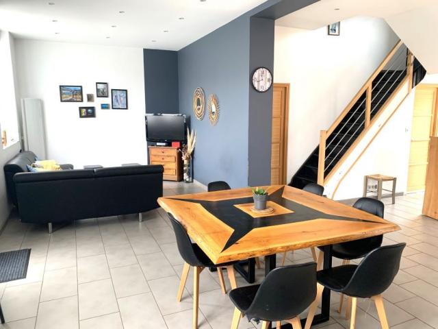 Maison des années 30 individuelle entièrement rénovée avec g