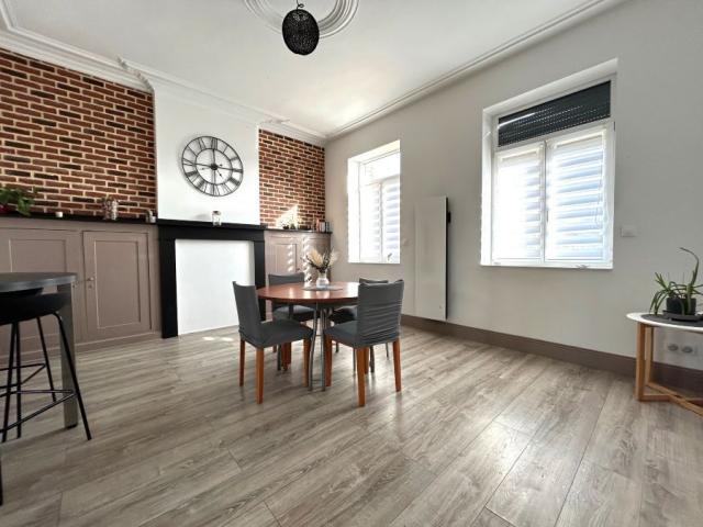Maison de style Bourgeoise entièrement rénovée située au coe