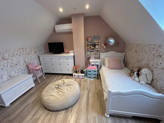 Pavillon individuel semi plain-pied, développant 141m2 et bâ