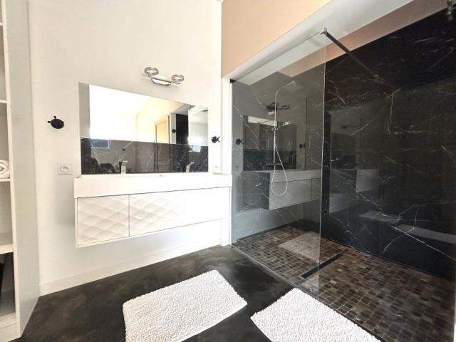 Grange entièrement rénovée en plain-pied, développant 160m2 
