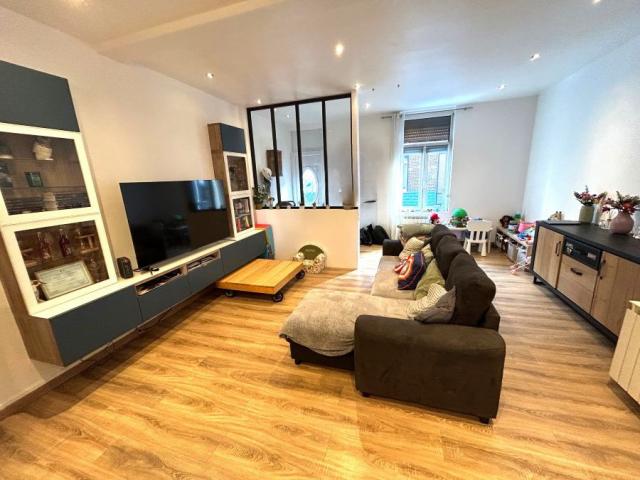 Maison 1930 mitoyenne rénovée développant 120m2 et bâtie sur
