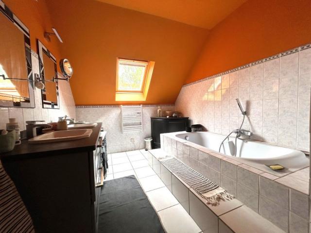 Pavillon individuel de 2000 développant 165m2 de superficie 