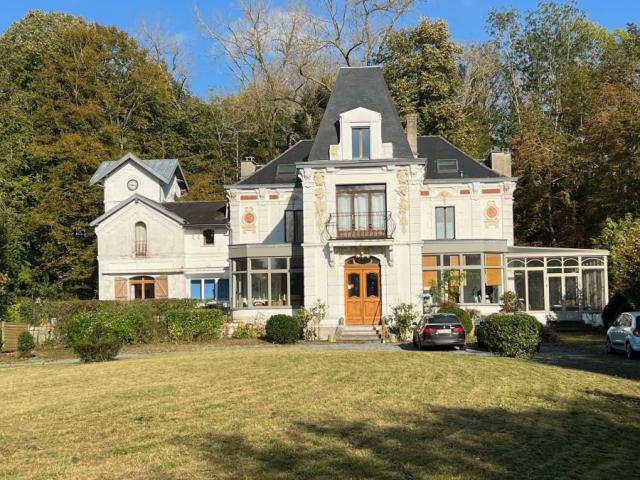 Château des années 30 avec maison d'invitée et dépendances, 